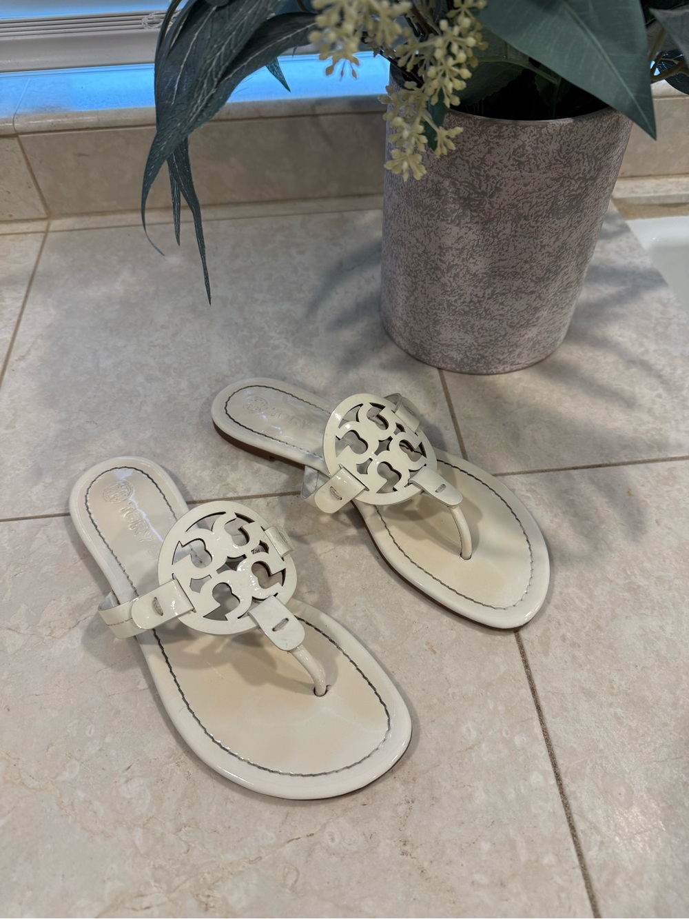 Tory Burch Ivory Patent Miller Thong Sandal Size 6.5
